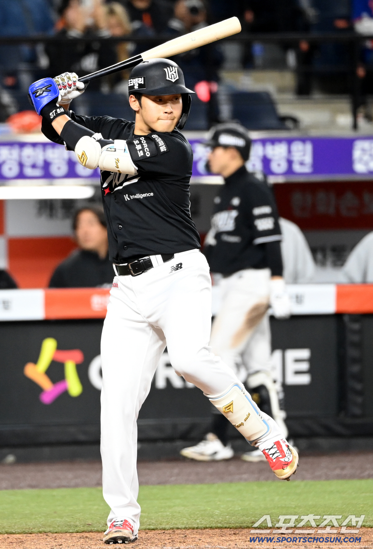 1일 대전한화생명볼파크에서 열린 KT와 한화의 경기. 9회초 1사 1,2루 KT 박영현이 타석에 나서 연습스윙을 하고 있다. 대전=허상욱 기자wook@sportschosun.com/2026.04.01/