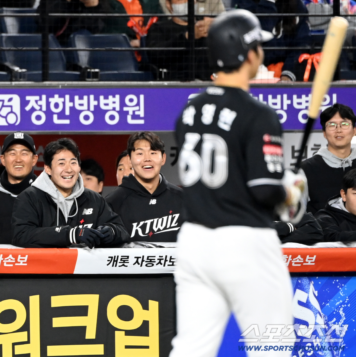 1일 대전한화생명볼파크에서 열린 KT와 한화의 경기. 9회초 1사 1,2루 KT 박영현이 타석에 나자 소형준과 스기모토가 미소짓고 있다. 대전=허상욱 기자wook@sportschosun.com/2026.04.01/