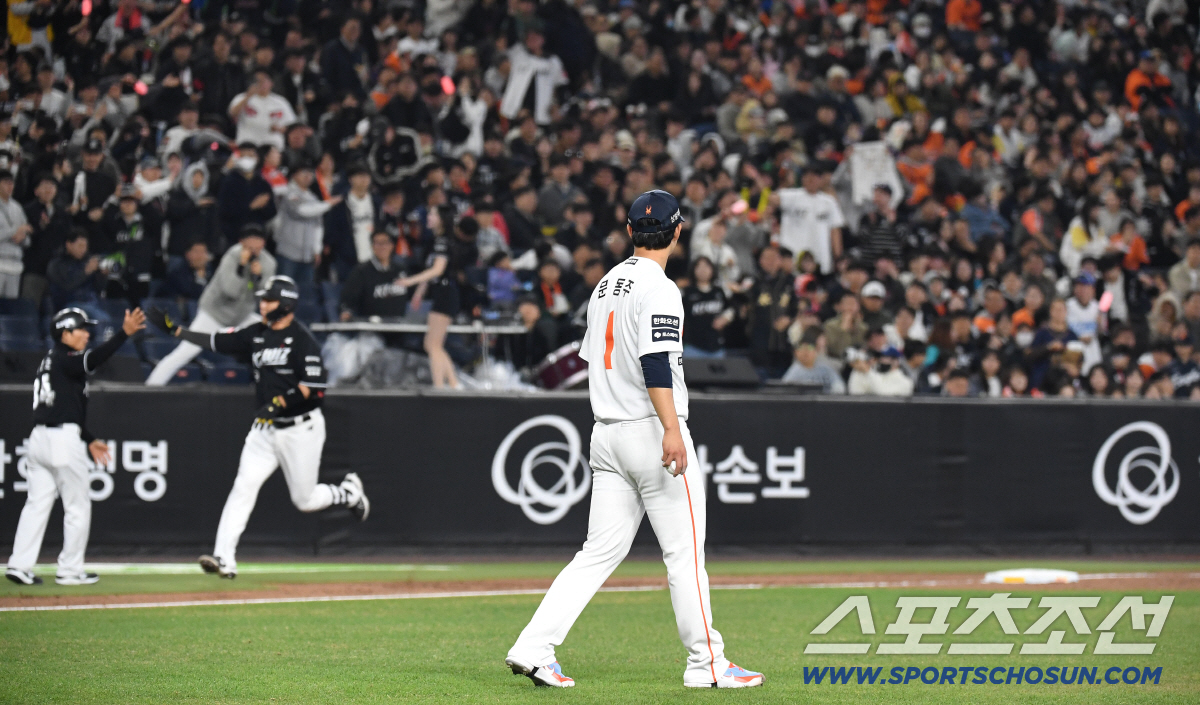 2일 대전 한화생명볼파크에서 열린 한화와 KT의 경기. 3회 1사 만루. KT 장성우에게 만루홈런을 허용한 한화 문동주. 대전=송정헌 기자songs@sportschosun.com/2026.04.02/