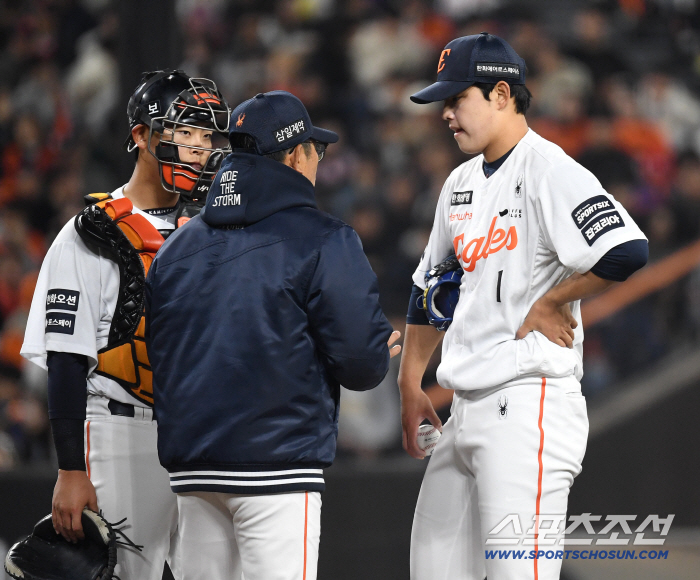 155㎞ 광속구 여전한데…'어깨 부상 → WBC 불참 → 빌드업 부족' 돌아온 문동주마저 '삐끗', 갈길 먼 한화 [대전리포트]
