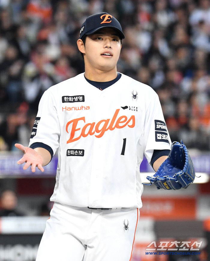 155㎞ 광속구 여전한데…'어깨 부상 → WBC 불참 → 빌드업 부족' 돌아온 문동주마저 '삐끗', 갈길 먼 한화 