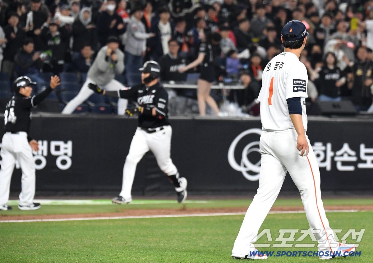 2일 대전 한화생명볼파크에서 열린 한화와 KT의 경기. 3회 1사 만루. KT 장성우에게 만루홈런을 허용한 한화 문동주. 대전=송정헌 기자songs@sportschosun.com/2026.04.02/