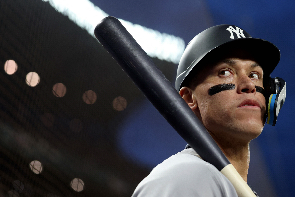 뉴욕 양키스 애런 저지가 1일(한국시각) 시애틀 매리너스전서 6회 타격을 앞두고 어딘가를 심각하게 바라보고 있다. AFP연합뉴스