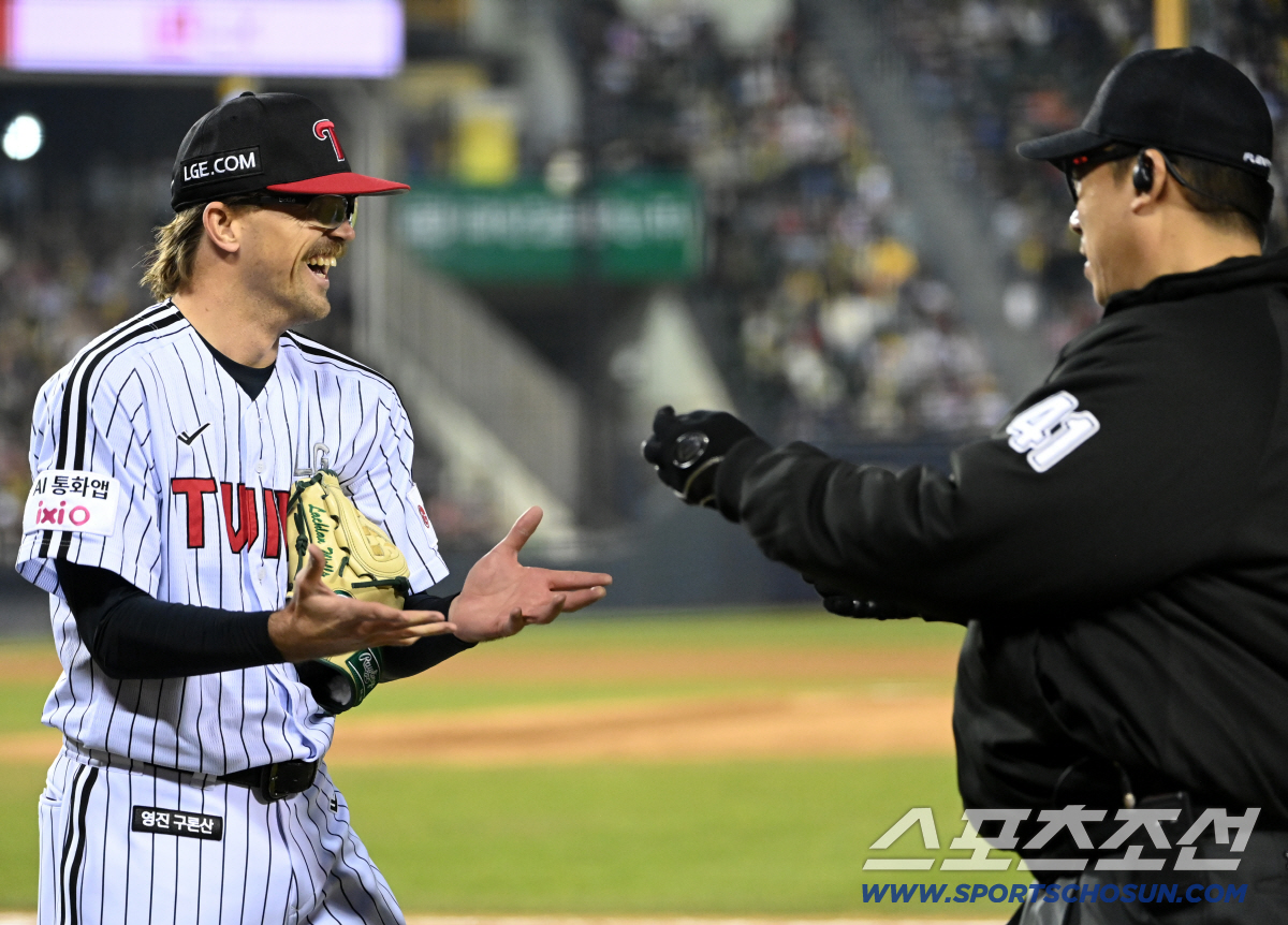 2일 잠실야구장에서 열린 KIA와 LG의 경기. 6회초 투구를 마친 LG 웰스가 1루심의 이물질 검사 요청에 웃음짓고 있다. 잠실=허상욱 기자wook@sportschosun.com/2026.04.02/