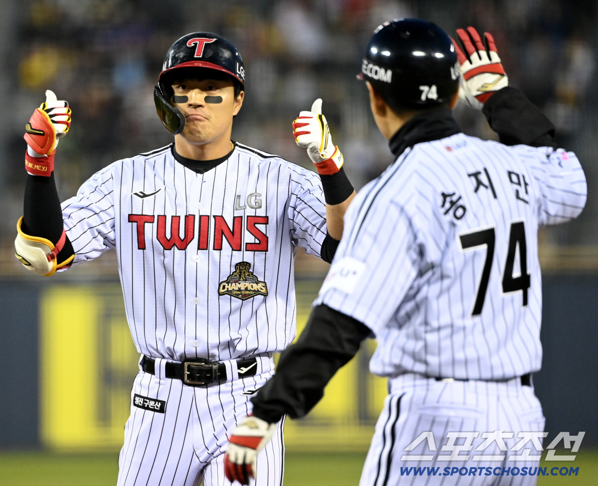 2일 잠실야구장에서 열린 KIA와 LG의 경기. 2회말 1사 1,3루 LG 천성호가 1타점 동점타를 치고 기뻐하고 있다. 잠실=허상욱 기자wook@sportschosun.com/2026.04.02/