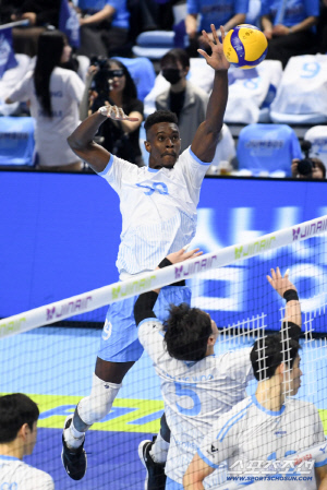 75%는 대한항공이 품었다! '마쏘 복권' 터졌다, '레오 트리플크라운' 현대캐피탈 풀세트 끝 제압 [인천 리뷰]