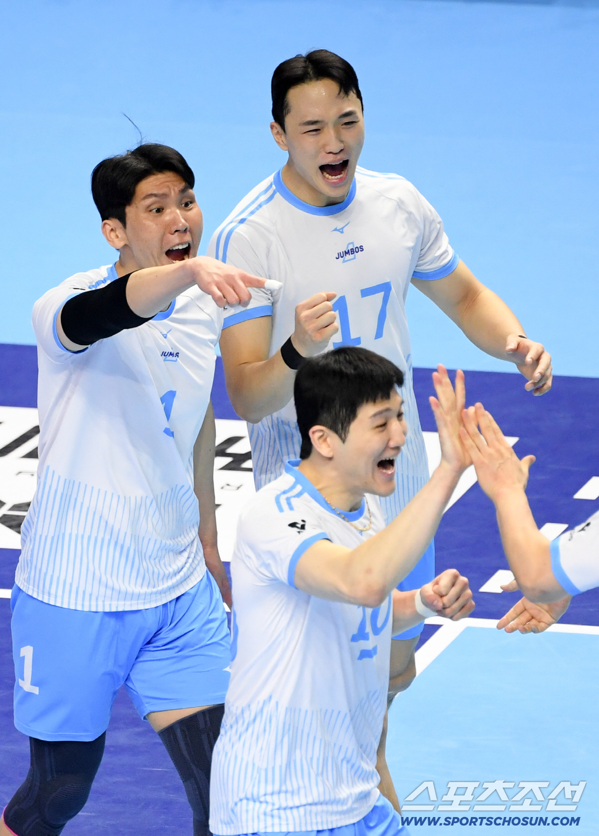 2일 인천 계양체육관에서 열린 V리그 남자부 챔피언결정전 대한항공과 현대캐피탈의 경기. 대한항공 김규민, 임동혁이 득점 후 환호하고 있다. 인천=박재만 기자 pjm@sportschosun.com/2026.04.02/
