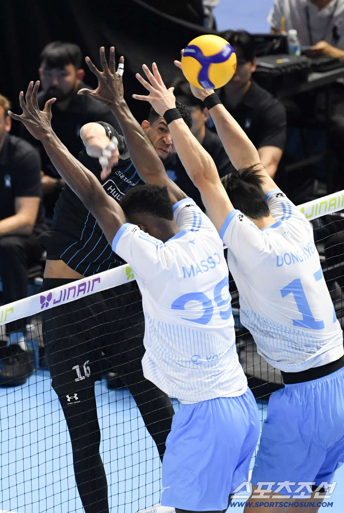 2일 인천 계양체육관에서 열린 V리그 남자부 챔피언결정전 대한항공과 현대캐피탈의 경기. 현대캐피탈 레오가 상대 블로킹을 피해 공격을 시도하고 있다. 인천=박재만 기자 pjm@sportschosun.com/2026.04.02/