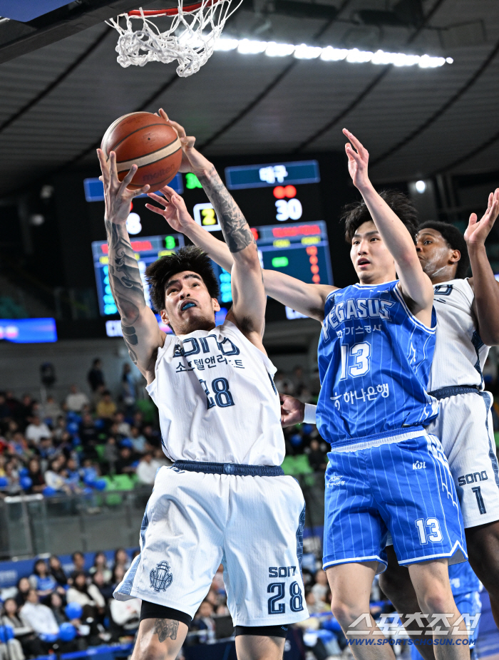 미궁에 빠진 6강행! 소노의 충격 23점 차 대역전패. 소노, KCC, KT 역대급 6강 경쟁. 누가 가장 유리할까