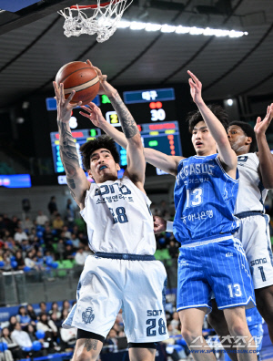 미궁에 빠진 6강행! 소노의 충격 23점 차 대역전패. 소노, KCC, KT 역대급 6강 경쟁. 누가 가장 유리할까