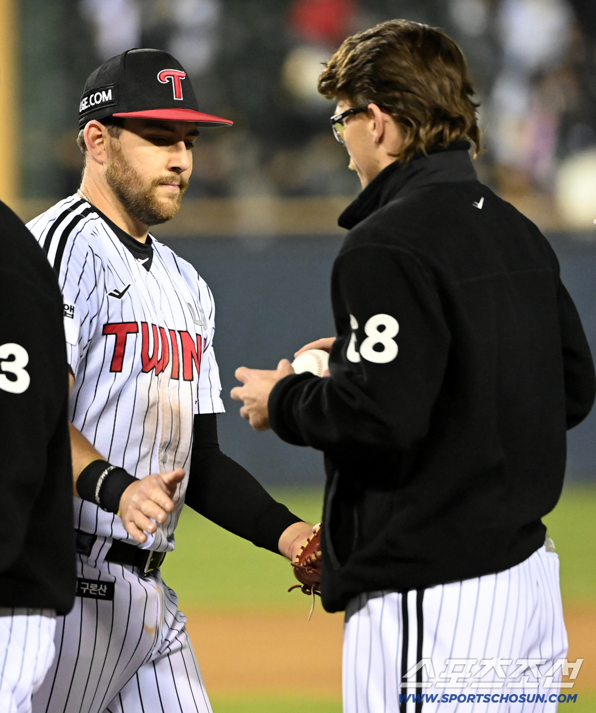 2일 잠실야구장에서 열린 KIA와 LG의 경기. LG가 2대1로 승리하며 위닝시리즈를 가져갔다. 웰스의 시즌 첫 승 기념구를 챙기는 오스틴의 모습. 잠실=허상욱 기자wook@sportschosun.com/2026.04.02/