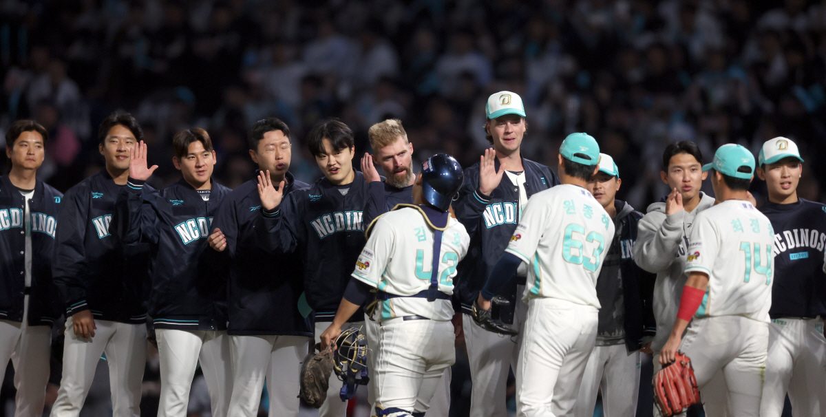 '낙동강 더비' NC, 롯데 상대 9대 2 승리 (창원=연합뉴스) 김동민 기자 = 31일 경남 창원NC파크에서 열린 프로야구 2026 KBO리그 롯데 자이언츠와 NC 다이노스의 경기 종료 후 롯데에 9대 2로 승리한 NC 선수단이 인사하며 기뻐하고 있다. 2026.3.31 image@yna.co.kr(끝)