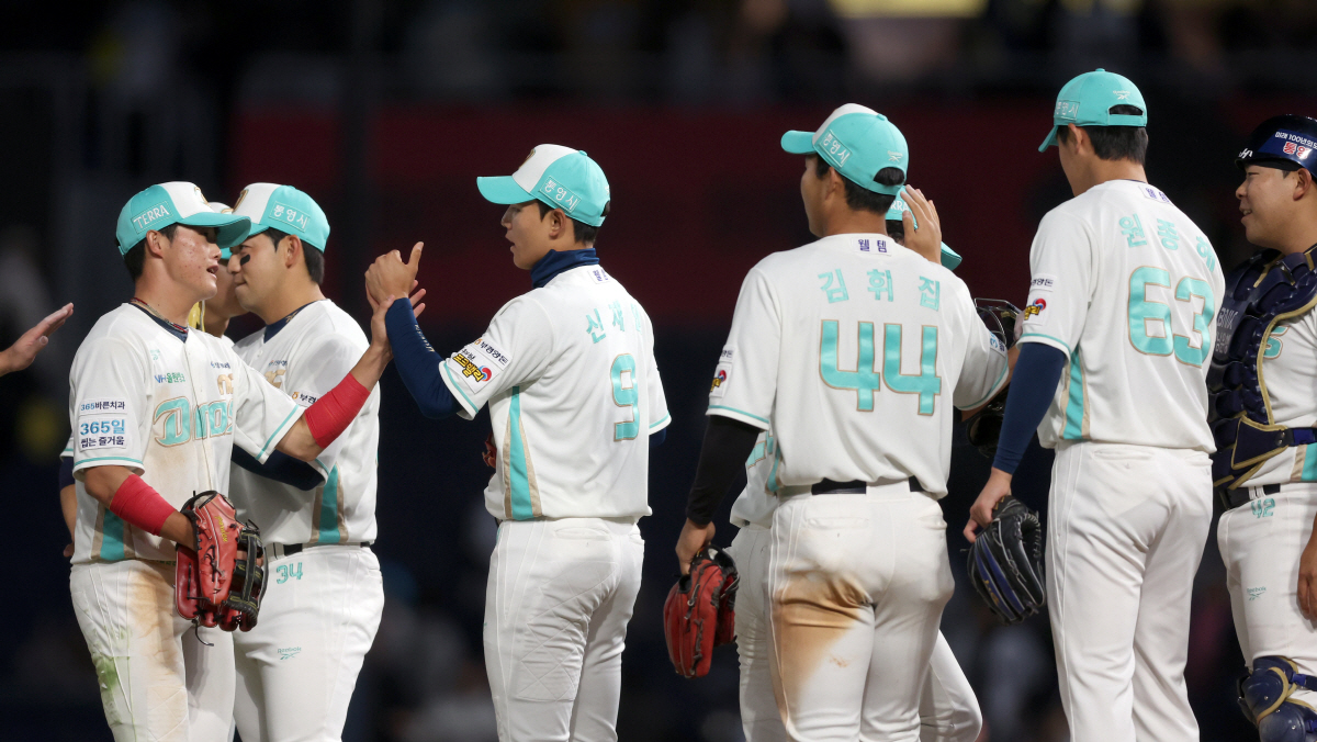 롯데 잡은 NC (창원=연합뉴스) 김동민 기자 = 31일 경남 창원NC파크에서 열린 프로야구 2026 KBO리그 롯데 자이언츠와 NC 다이노스의 경기 종료 후 롯데에 9대 2로 승리한 NC 선수단이 인사하며 기뻐하고 있다. 2026.3.31 image@yna.co.kr(끝)