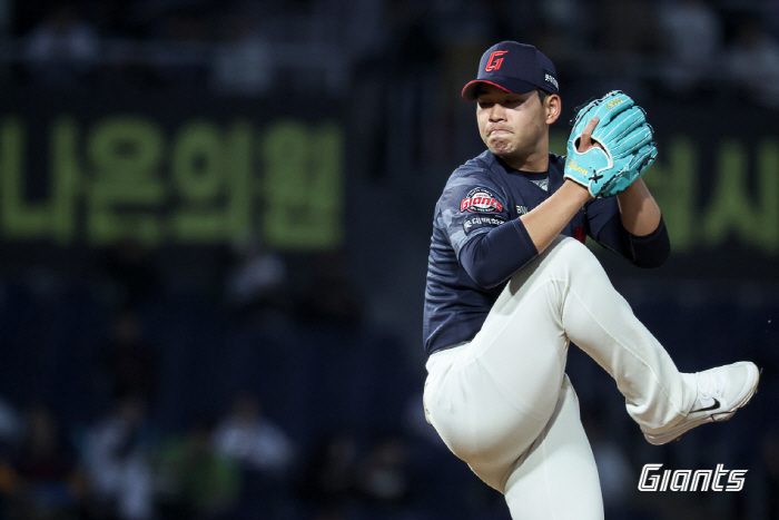 롯데 김진욱이 2일 창원 NC전에 선발 등판, 역투를 펼쳤지만 승리투수 요건 눈앞에서 아쉬움을 삼켰다. 4⅔이닝 3실점으로 물러났다. 사진제공=롯데 자이언츠