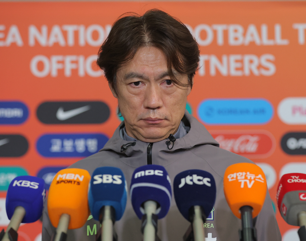 질문 듣는 홍명보 감독 (영종도=연합뉴스) 류영석 기자 = 2026 북중미 월드컵을 앞두고 유럽에서 A매치 2연전을 치른 축구 국가대표팀 홍명보 감독이 2일 인천국제공항 제2여객터미널을 통해 귀국해 취재진 질문을 듣고 있다. 2026.4.2 ondol@yna.co.kr(끝)