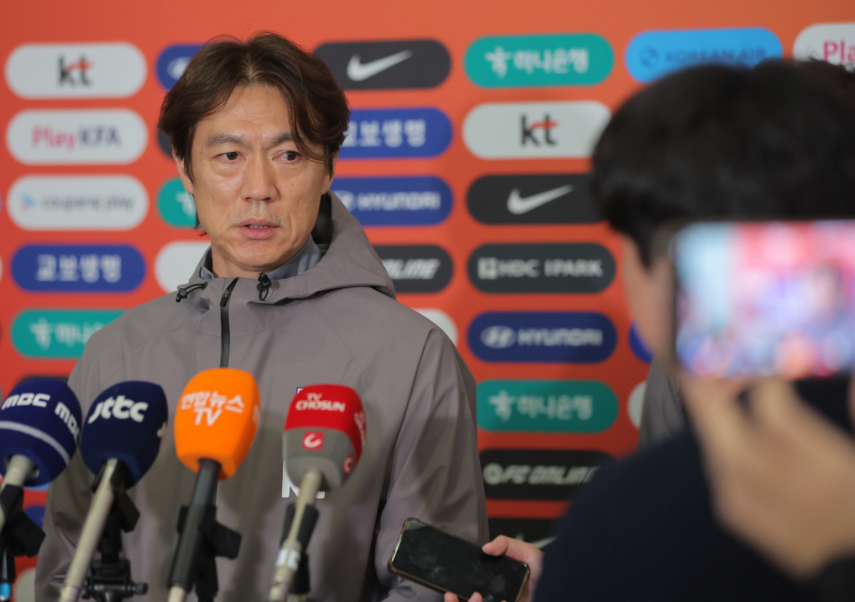 취재진 질문 답하는 홍명보 감독 (영종도=연합뉴스) 류영석 기자 = 2026 북중미 월드컵을 앞두고 유럽에서 A매치 2연전을 치른 축구 국가대표팀 홍명보 감독이 2일 인천국제공항 제2여객터미널을 통해 귀국해 취재진 질문에 답변하고 있다. 2026.4.2 ondol@yna.co.kr(끝)