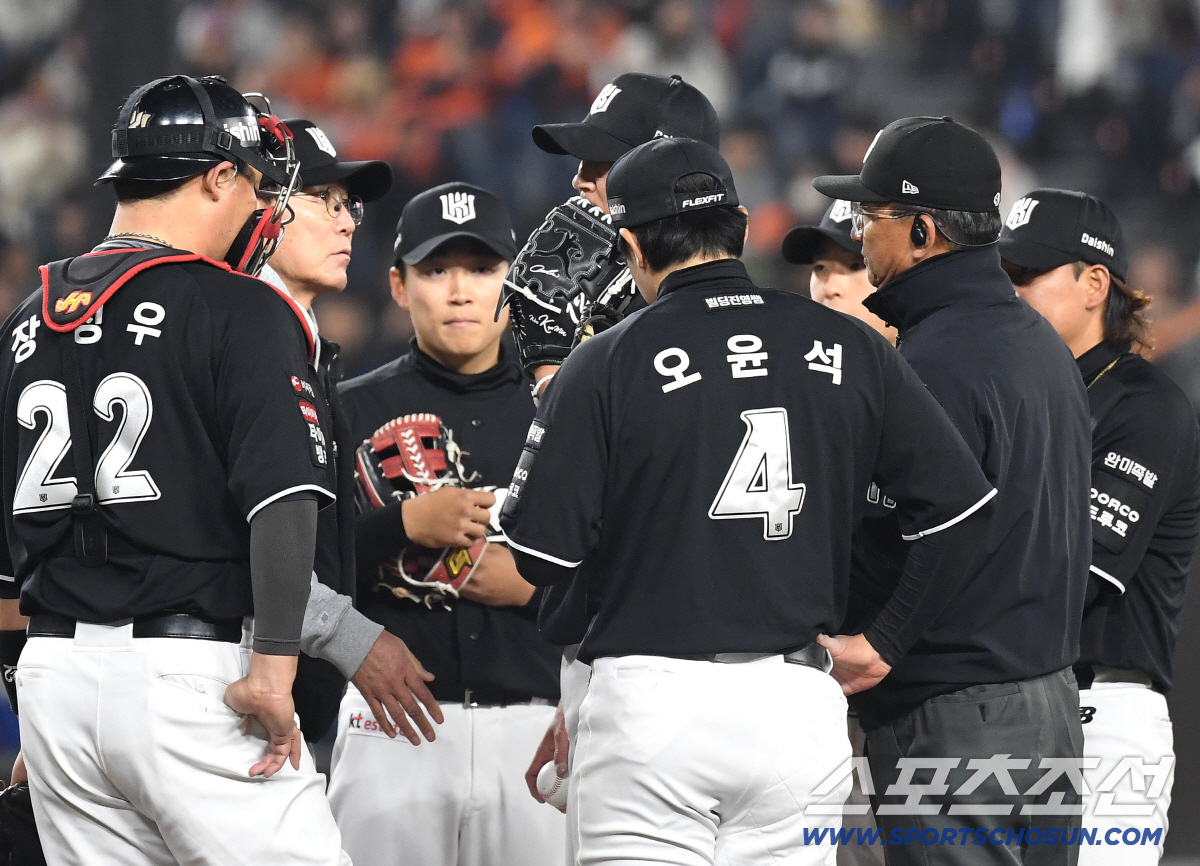 2일 대전 한화생명볼파크에서 열린 한화와 KT의 경기. 8회 마운드에 올라 직접 투수를 교체하고 있는 KT 이강철 감독. 대전=송정헌 기자songs@sportschosun.com/2026.04.02/