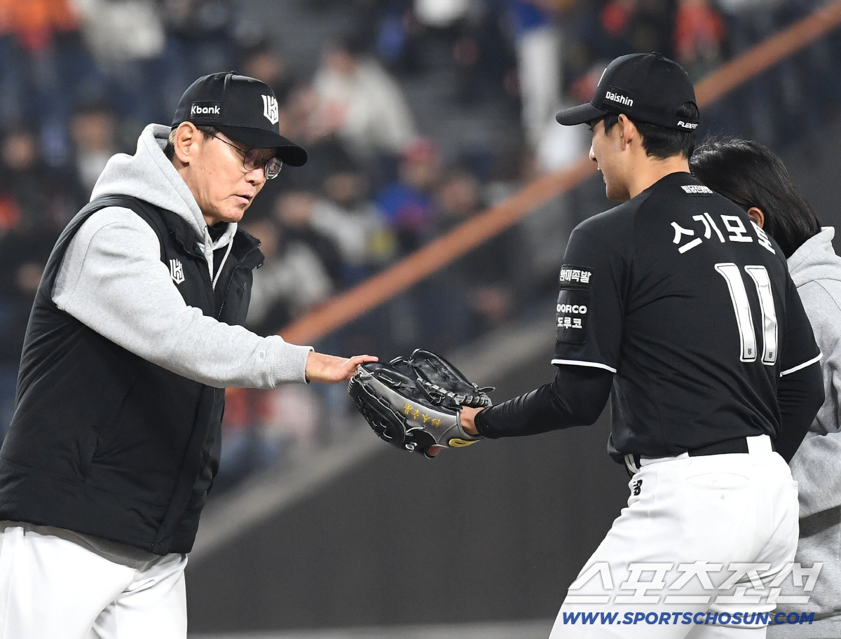 2일 대전 한화생명볼파크에서 열린 한화와 KT의 경기. 8회 마운드에 올라 직접 투수를 교체하고 있는 KT 이강철 감독. 대전=송정헌 기자songs@sportschosun.com/2026.04.02/