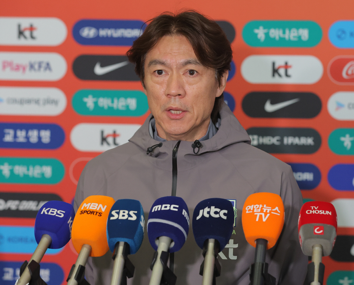 귀국 후 기자회견하는 홍명보 감독 (영종도=연합뉴스) 류영석 기자 = 2026 북중미 월드컵을 앞두고 유럽에서 A매치 2연전을 치른 축구 국가대표팀 홍명보 감독이 2일 인천국제공항 제2여객터미널을 통해 귀국해 취재진 질문에 답변하고 있다. 2026.4.2 ondol@yna.co.kr(끝)