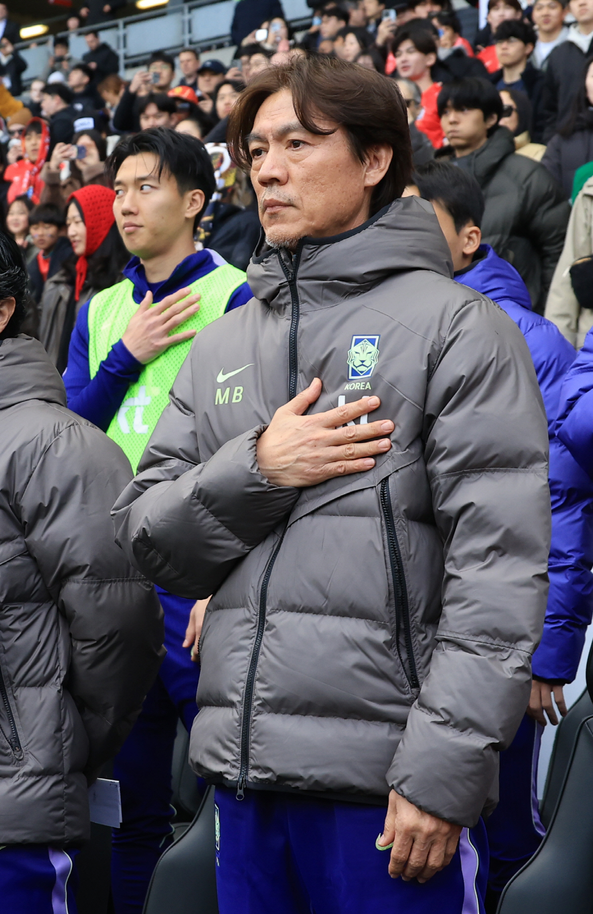 국기에 경례하는 홍명보 감독 (밀턴킨스[영국]=연합뉴스) 최재구 기자 = 한국축구국가대표팀 홍명보 감독이 28일(현지시간) 영국 밀턴킨스 스타디움 MK에서 열린 코트디부아르와 평가전에서 국기에 경례하고 있다. 2026.3.29 jjaeck9@yna.co.kr(끝)