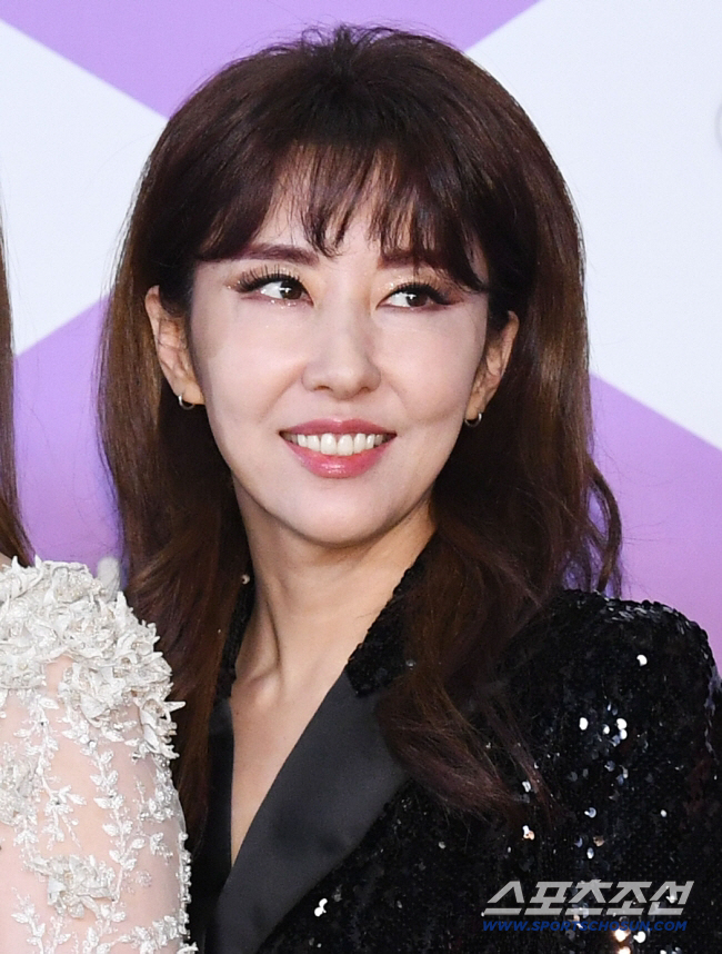 '무임금 13년' 김완선, 뉴욕 첫 개인전에 담았다…