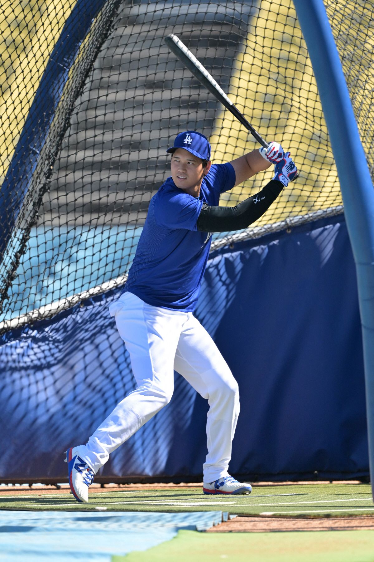 Apr 1, 2026; Los Angeles, California, USA; Los Angeles Dodgers two-way player Shohei Ohtani (17) takes live batting practice prior to the game against the Cleveland Guardians at Dodger Stadium. AP연합뉴스