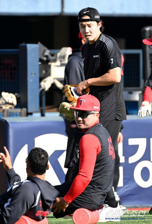 적도 웃긴다…LG 임찬규, 워밍업 중인 KIA 카스트로에 '스마일 폭탄' [잠실 현장]