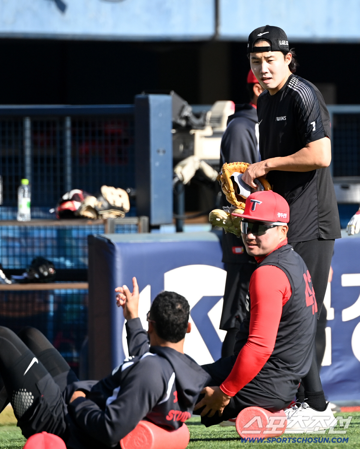 2일 잠실야구장에서 열린 KIA와 LG의 경기. LG 임찬규와 KIA 김태군, 카스트로가 이야기를 나누고 있다. 잠실=허상욱 기자wook@sportschosun.com/2026.04.02/