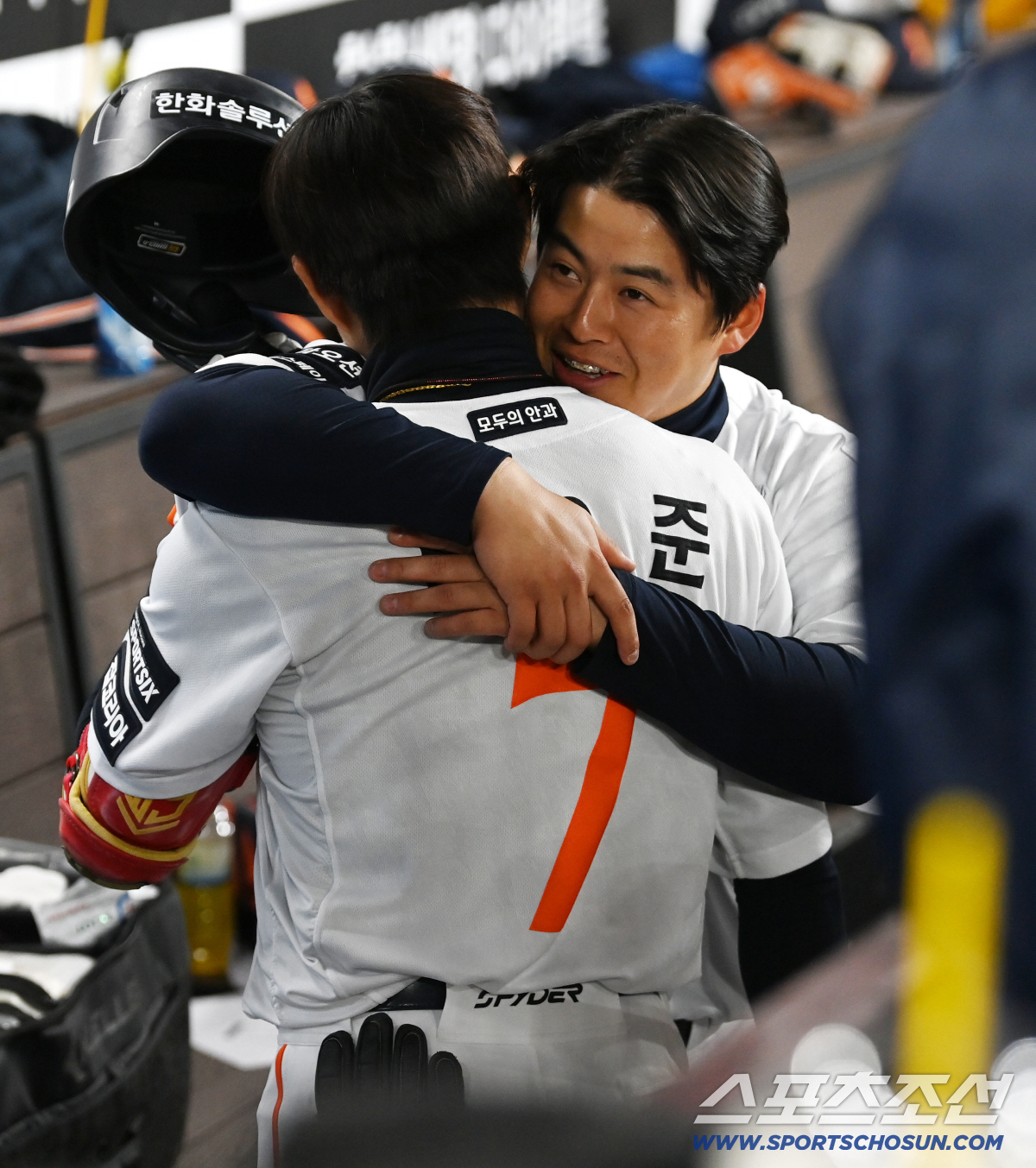 1일 대전한화생명볼파크에서 열린 KT와 한화의 경기. 8회말 2사 1,2루 한화 심우준이 동점 3점홈런을 치고 노시환과 기뻐하고 있다. 대전=허상욱 기자wook@sportschosun.com/2026.04.01/