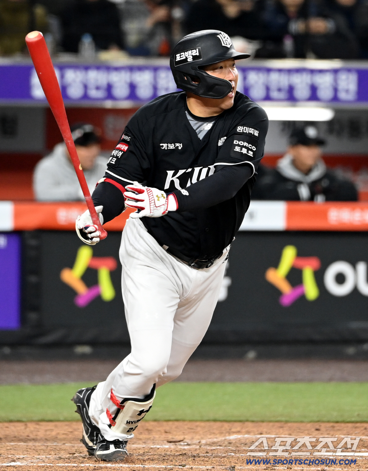 1일 대전한화생명볼파크에서 열린 KT와 한화의 경기. 3회초 1사 2루 KT 김현수가 2루 방면 강습타구를 때려내고 있다. 한화 2루수 하주석이 이 타구를 뒤로 빠뜨렸고 2루주자 최원준이 홈인하며 2대2 동점이 됐다. 대전=허상욱 기자wook@sportschosun.com/2026.04.01/