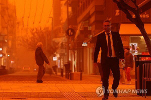 사하라 모래먼지에 핏빛 물든 그리스…폭풍 강타로 1명 사망