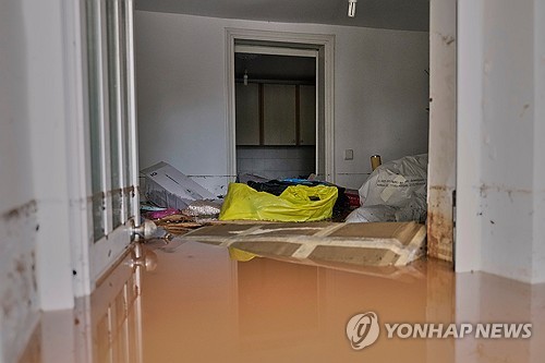 그리스 아테네 인근 해안마을 네아마크리의 한 주택이 폭우로 물에 잠겼다. [AP 연합뉴스. 재판매 및 DB 금지]