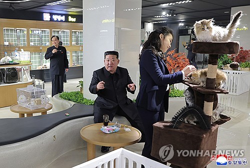(평양 조선중앙통신=연합뉴스) 김정은 북한 국무위원장이 딸 주애와 함께 개업을 앞둔 '평양의 신도시' 화성지구 4단계 구역의 봉사시설(상업시설)을 돌아보며 운영준비 상태를 요해(파악)했다고 조선중앙통신이 3일 보도했다. 2026.4.3 [국내에서만 사용가능. 재배포 금지. For Use Only in the Republic of Korea. No Redistribution] nkphoto@yna.co.kr
