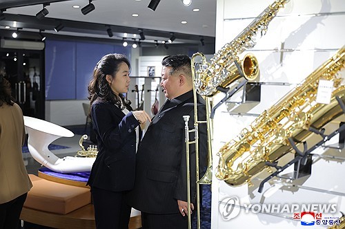 (평양 조선중앙통신=연합뉴스) 김정은 북한 국무위원장이 딸 주애와 함께 개업을 앞둔 '평양의 신도시' 화성지구 4단계 구역의 봉사시설(상업시설)을 돌아보며 운영준비 상태를 요해(파악)했다고 조선중앙통신이 3일 보도했다. 2026.4.3 [국내에서만 사용가능. 재배포 금지. For Use Only in the Republic of Korea. No Redistribution] nkphoto@yna.co.kr