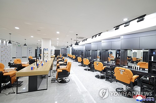 (평양 조선중앙통신=연합뉴스) 김정은 북한 국무위원장이 딸 주애와 함께 개업을 앞둔 '평양의 신도시' 화성지구 4단계 구역의 봉사시설(상업시설)을 돌아보며 운영준비 상태를 요해(파악)했다고 조선중앙통신이 3일 보도했다. 2026.4.3 [국내에서만 사용가능. 재배포 금지. For Use Only in the Republic of Korea. No Redistribution] nkphoto@yna.co.kr