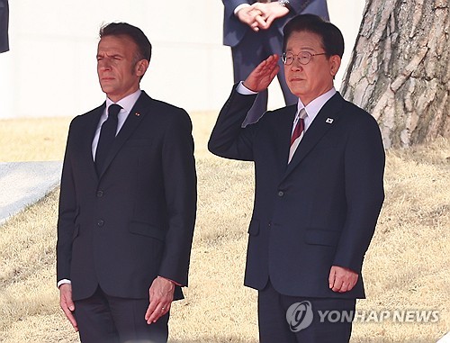 (서울=연합뉴스) 김도훈 기자 = 이재명 대통령이 3일 청와대에서 열린 에마뉘엘 마크롱 프랑스 대통령 국빈 방한 공식 환영식에서 경례하고 있다. 2026.4.3 superdoo82@yna.co.kr