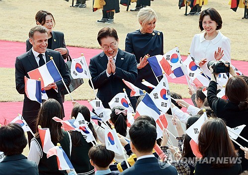 (서울=연합뉴스) 김도훈 기자 = 이재명 대통령과 에마뉘엘 마크롱 프랑스 대통령 부부가 3일 청와대에서 열린 국빈 방한 공식 환영식에서 어린이 환영단을 향해 인사하고 있다. 2026.4.3 superdoo82@yna.co.kr