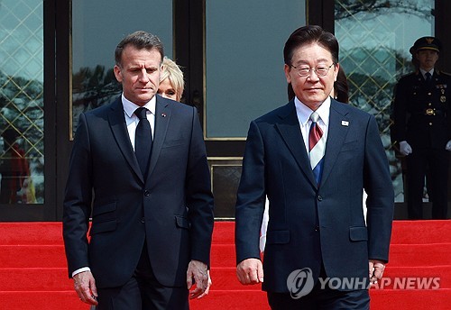 마크롱 만난 李대통령…佛 국기 상징 '삼색 넥타이'로 환영