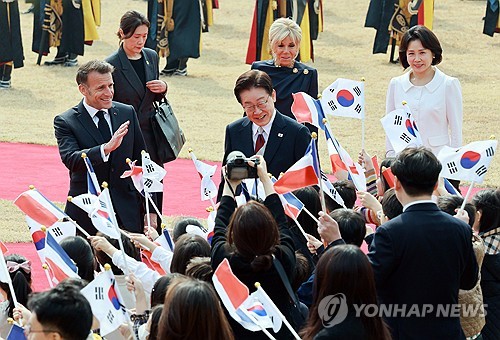 (서울=연합뉴스) 김도훈 기자 = 이재명 대통령과 에마뉘엘 마크롱 프랑스 대통령 부부가 3일 청와대에서 열린 국빈 방한 공식 환영식에서 어린이 환영단을 향해 인사하고 있다. 2026.4.3 superdoo82@yna.co.kr