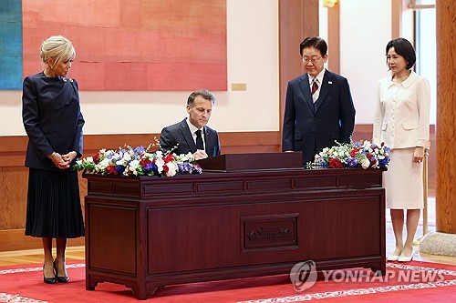 (서울=연합뉴스) 김도훈 기자 = 이재명 대통령과 김혜경 여사가 3일 청와대에서 국빈 방한한 에마뉘엘 마크롱 프랑스 대통령의 방명록 작성 모습을 지켜보고 있다. 맨 왼쪽은 브리지트 마크롱 여사. 2026.4.3 superdoo82@yna.co.kr
