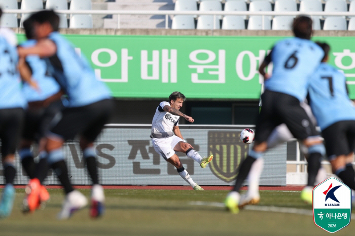 [K리그2 프리뷰]처음으로 '친정' 수원FC를 적으로 만나는 김도균 감독...수원 연승+부산 무패 계속될까