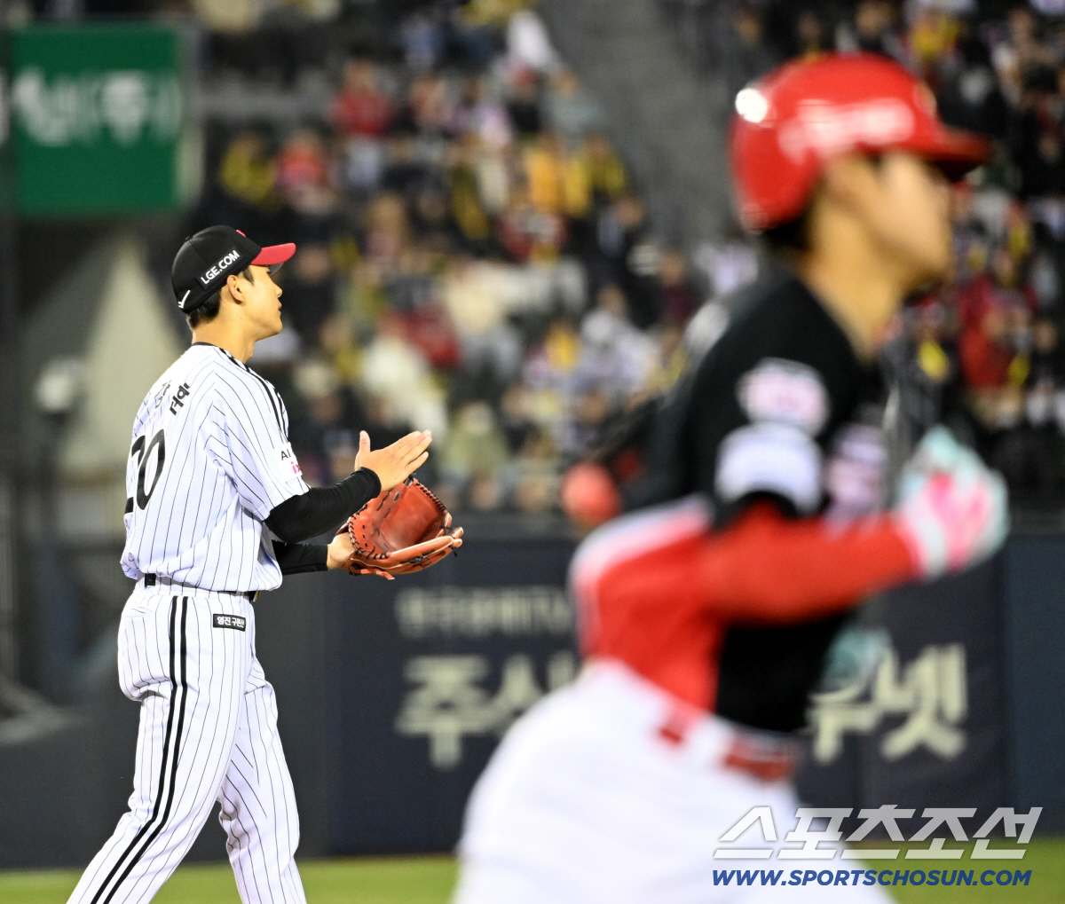 2일 잠실야구장에서 열린 KIA와 LG의 경기. 8회초 2사 LG 우강훈이 KIA 김도영을 외야 플라이로 처리하며 기뻐하고 있다. 잠실=허상욱 기자wook@sportschosun.com/2026.04.02/