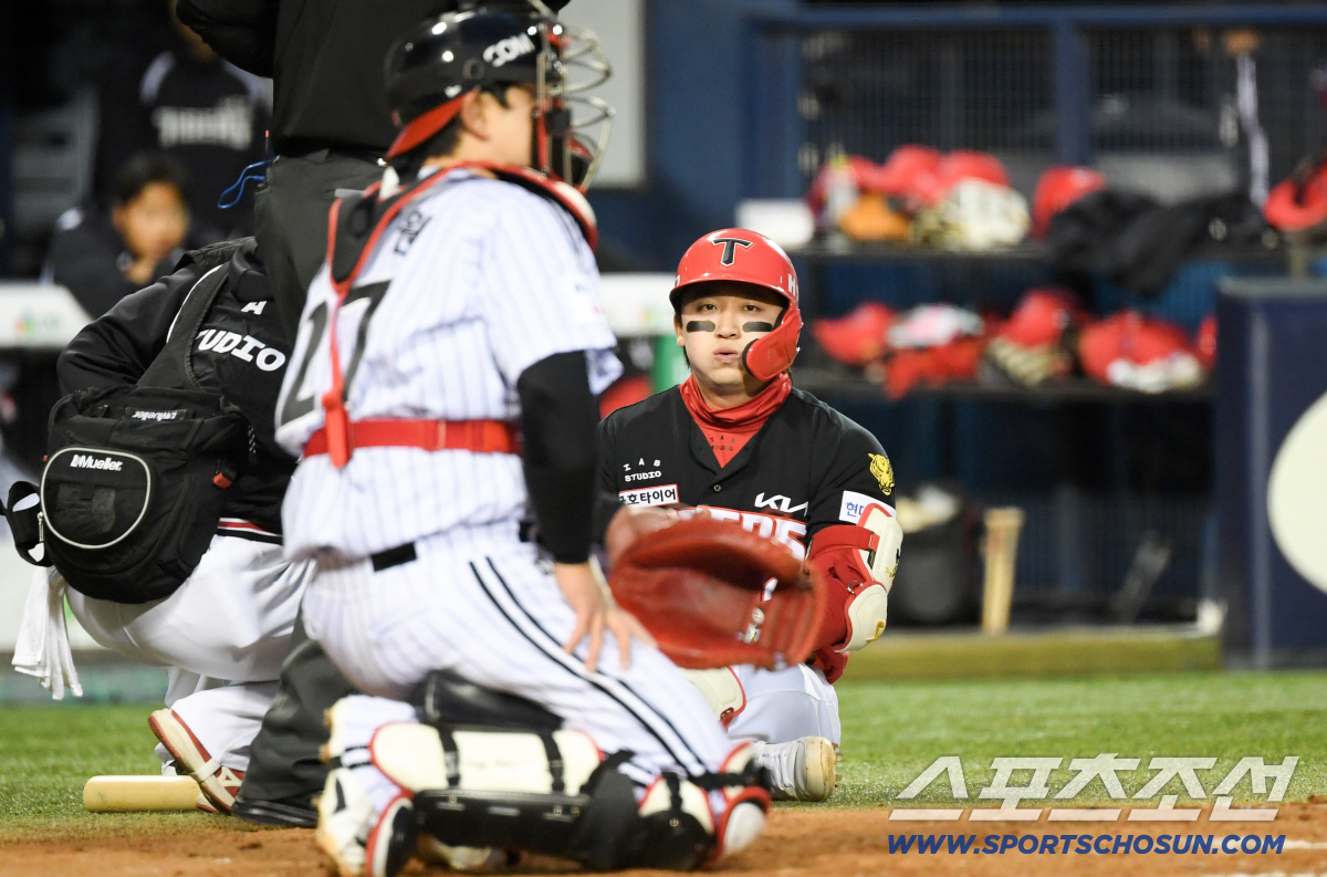 파울 타구에 맞은 직후 쓰러진 윤도현은 쉽사리 일어나지 못했다.
