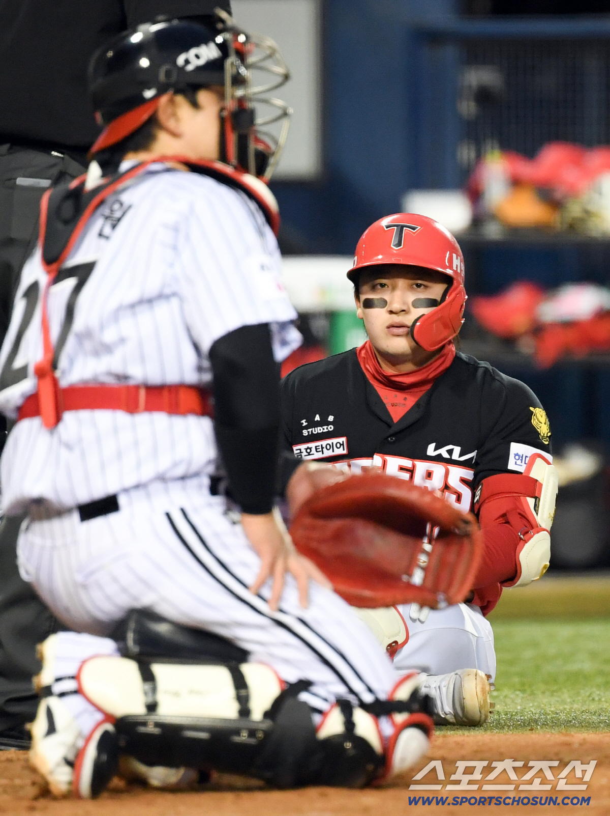 KIA 윤도현이 파울 타구에 맞은 뒤 통증을 호소하고 있다. 잠실=박재만 기자
