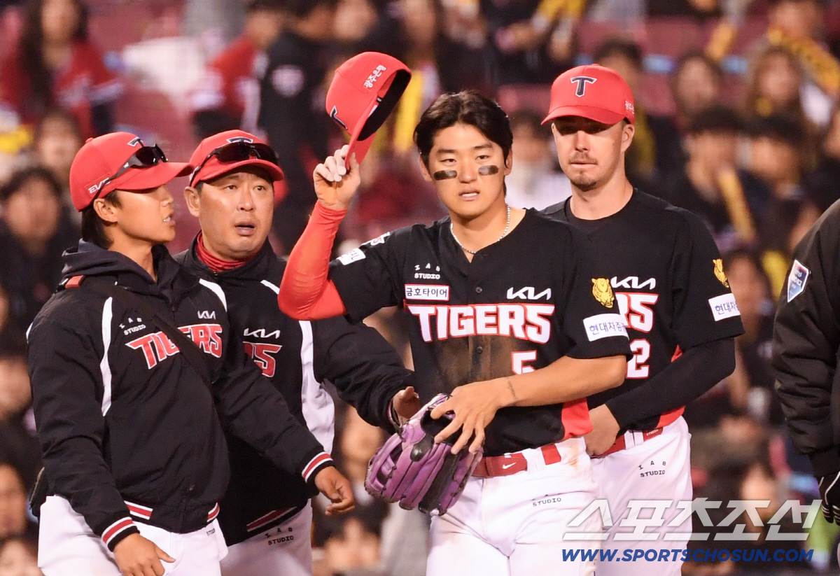 트레이너가 급히 달려가 상태를 살폈지만 김도영은 통증을 호소했다.