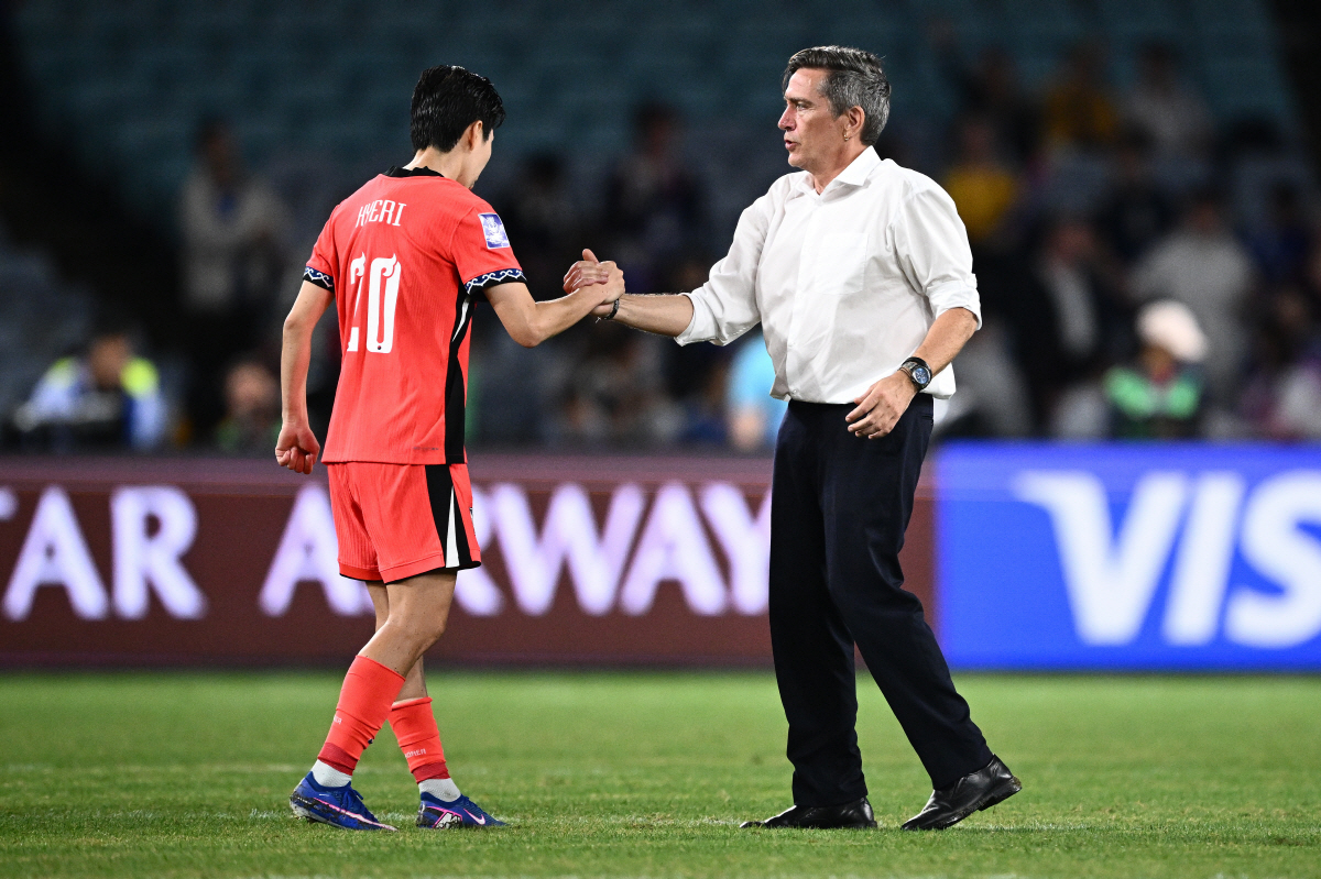 epa12829419 Japan head coach Nils Nielsen (R) shakes hands with Kim Hyeri of South Korea after the AFC Women's Asian Cup semi-final between South Korea and Japan in Sydney, Australia, 18 March 2026. EPA/DAN HIMBRECHTS AUSTRALIA AND NEW ZEALAND OUT EDITORIAL USE ONLY