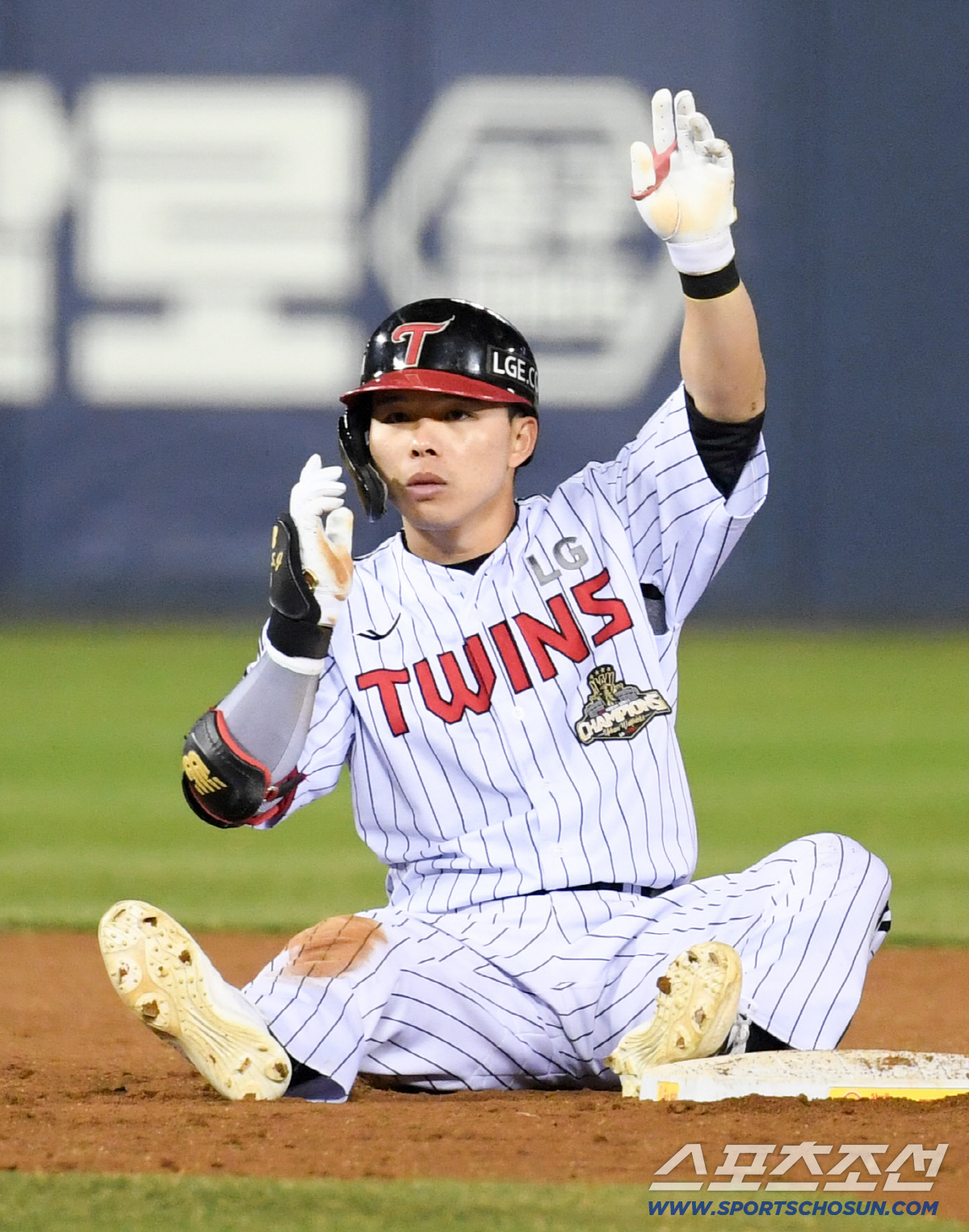 1일 잠실구장에서 열린 LG와 KIA의 경기. 7회말 LG 문성주가 안타를 날린 뒤 2루를 노렸지만 태그아웃 당하고 있다. 잠실=박재만 기자 pjm@sportschosun.com/2026.04.01/