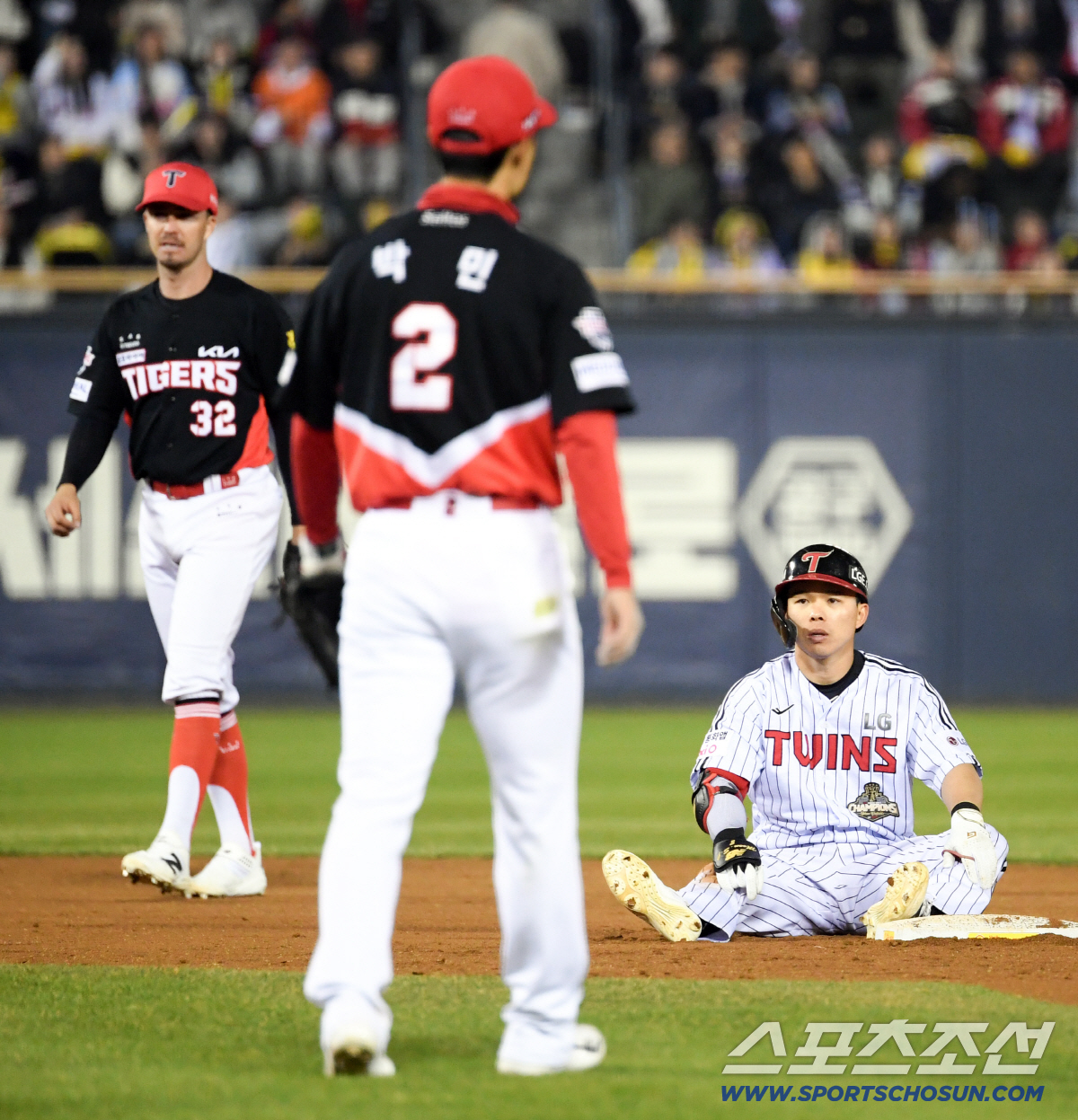 1일 잠실구장에서 열린 LG와 KIA의 경기. 7회말 LG 문성주가 안타를 날린 뒤 2루를 노렸지만 태그아웃 당하고 있다. 잠실=박재만 기자 pjm@sportschosun.com/2026.04.01/