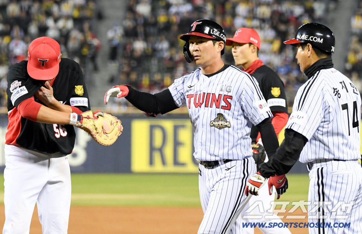 1일 잠실구장에서 열린 LG와 KIA의 경기. LG 오지환이 비디오 판독을 요청하고 있다. 잠실=박재만 기자 pjm@sportschosun.com/2026.04.01/