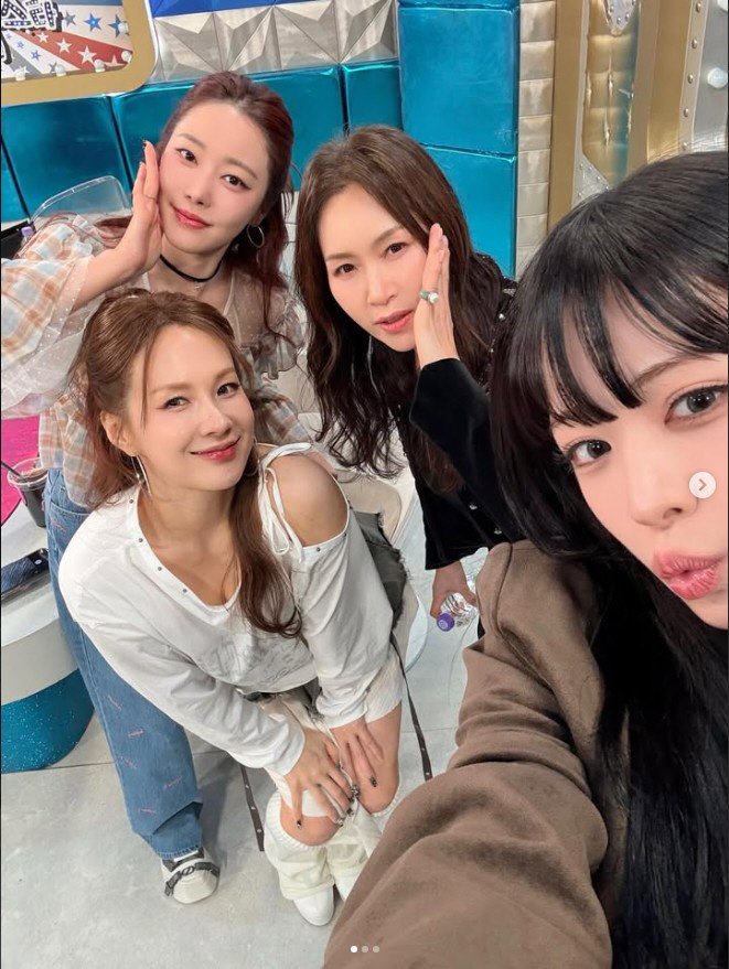 조갑경, '子 외도 논란' 속 후배들과 장난 가득…전 며느리 "행복하신가요" 분통